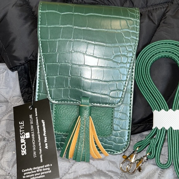 ๐ NWT K Carroll Harper emerald green croc crossbody. RFID PROTECTED CARD SLOTS - Picture 8 of 10